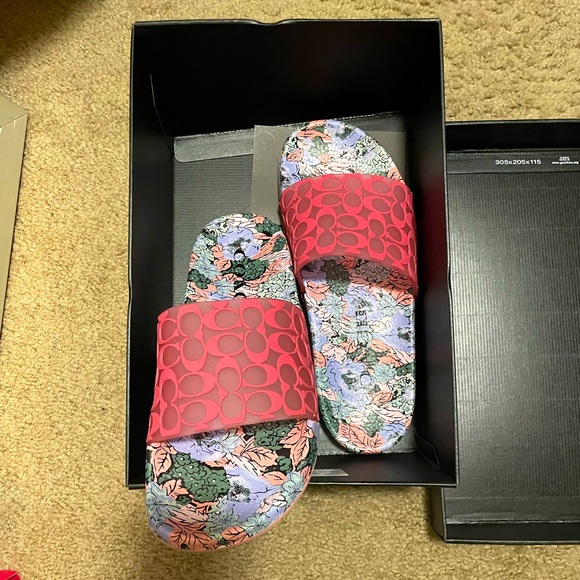 COACH® Udele Slide size 9. Constructed from textured leather with signature "C" - Picture 3 of 3